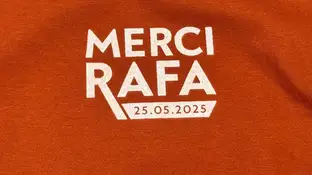 Las camisetas del homenaje a Nadal que se repartieron en el homenaje de París se venden un día después a 500 euros en una plataforma Las camisetas del homenaje a Nadal que se repartieron en el homenaje de París se venden un día después a 500 euros en una plataforma
