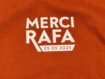 Las camisetas del homenaje a Nadal que se repartieron en el homenaje de París se venden un día después a 500 euros en una plataforma