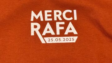 Las camisetas del homenaje a Nadal que se repartieron en el homenaje de París se venden un día después a 500 euros en una plataforma