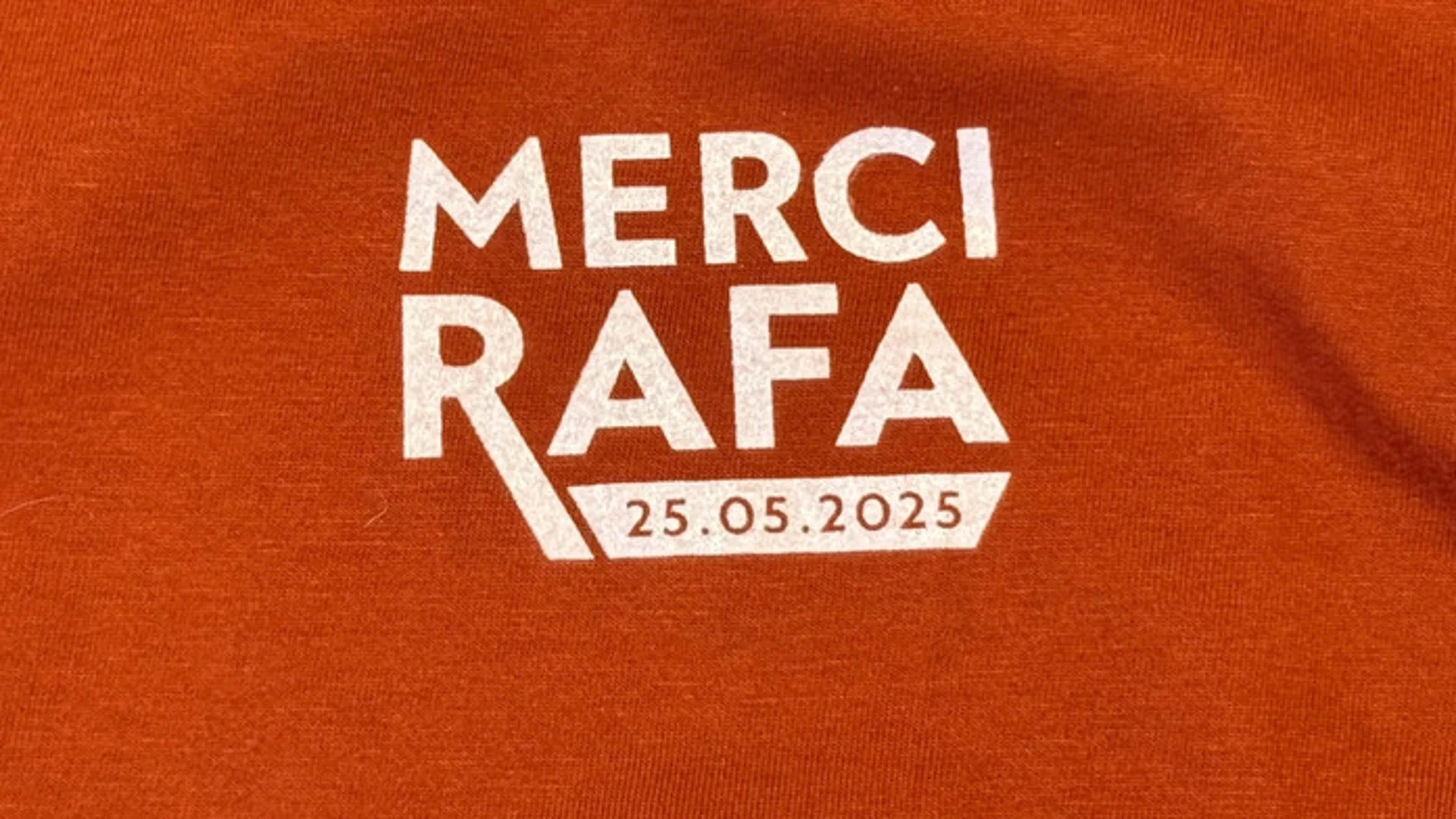 Las camisetas del homenaje a Nadal que se repartieron en el homenaje de París se venden un día después a 500 euros en una plataforma Las camisetas del homenaje a Nadal que se repartieron en el homenaje de París se venden un día después a 500 euros en una plataforma