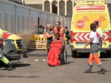Uno de los migrantes rescatados tras volcar un cayuco en el Puerto de la Restinga, a 28 de mayo de 2025, en El Hierro