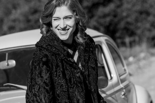 Imagen 12: Fina fotografía a Marta en el capítulo 318 de Sueños de libertad