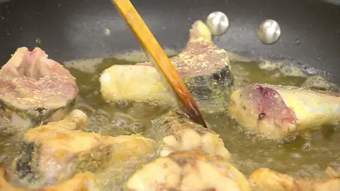 Sazona los trozos, pásalos por la harina de garbanzo e introdúcelos en la sartén Sazona los trozos, pásalos por la harina de garbanzo e introdúcelos en la sartén