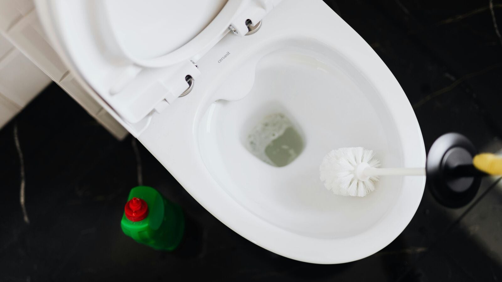 El truco de limpieza para tener el váter limpio y perfumado todo el día gastando menos agua