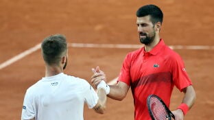 Novak Djokovic saluda a Corentin Moutet tras su victoria