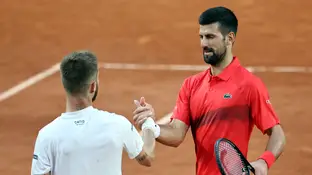 Novak Djokovic saluda a Corentin Moutet tras su victoria Novak Djokovic saluda a Corentin Moutet tras su victoria