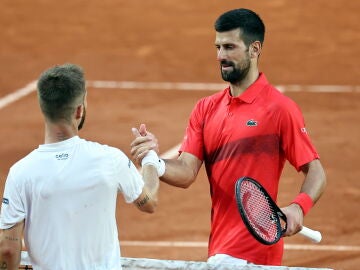 Novak Djokovic saluda a Corentin Moutet tras su victoria