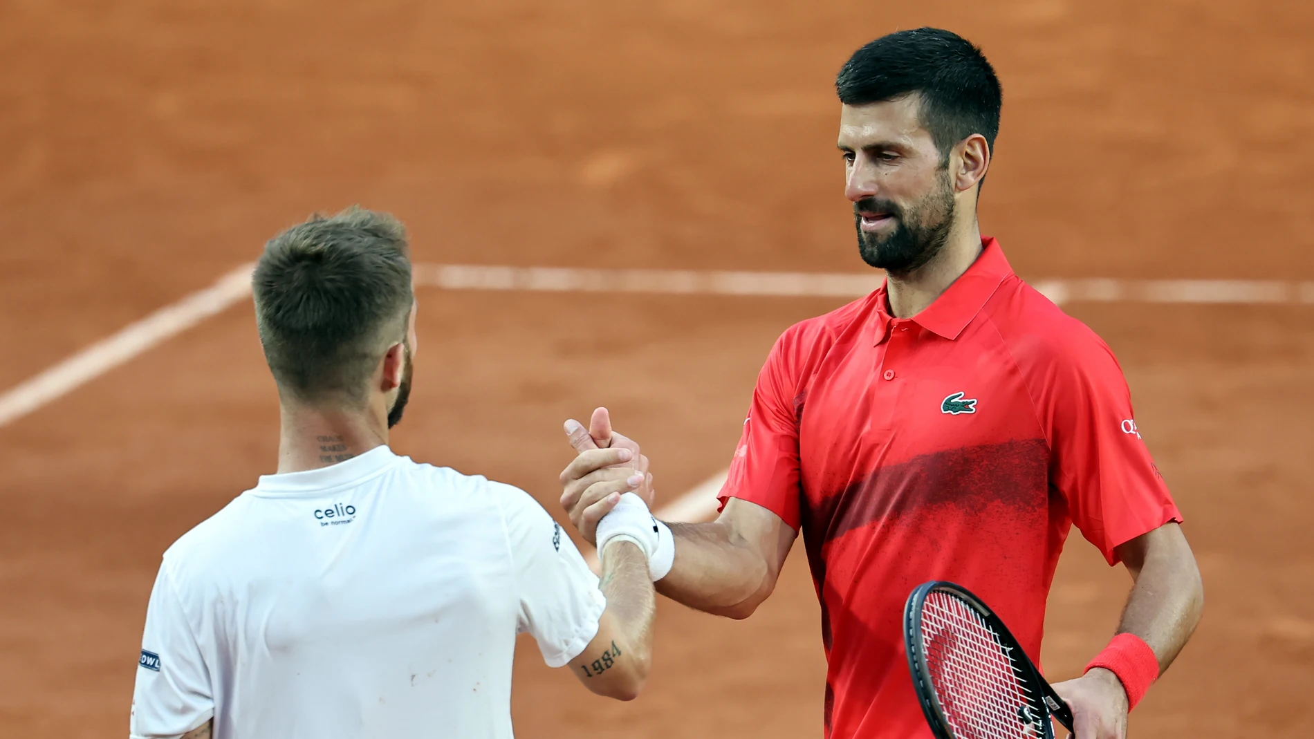 Novak Djokovic saluda a Corentin Moutet tras su victoria Novak Djokovic saluda a Corentin Moutet tras su victoria