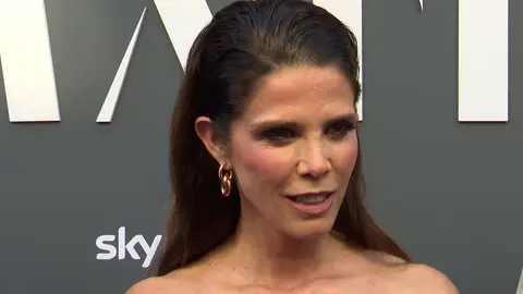 Juana Acosta atendiendo a los medios de comunicación Juana Acosta atendiendo a los medios de comunicación