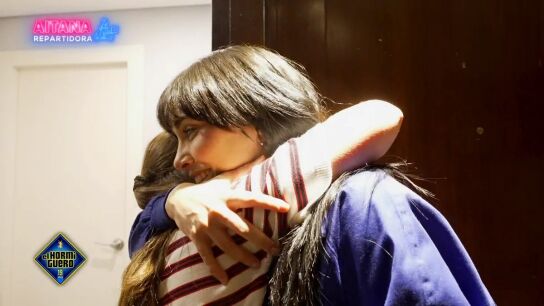 La emotiva c&aacute;mara oculta protagonizada por Aitana: se hace pasar por repartidora para sorprender a sus fans