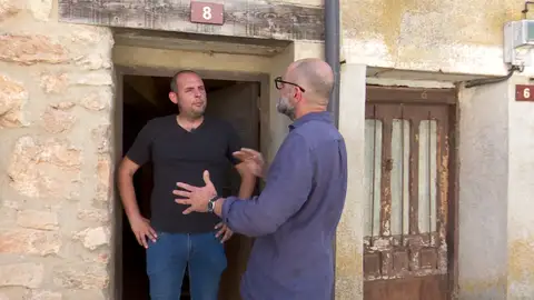 Ser el único vecino de tu pueblo. Ser el único vecino de tu pueblo.