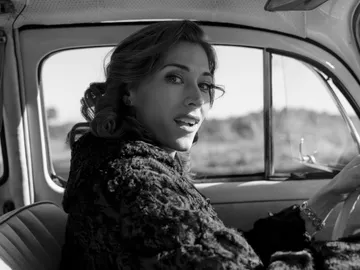 Fina fotografía a Marta en el capítulo 318 de Sueños de libertad Fina fotografía a Marta en el capítulo 318 de Sueños de libertad