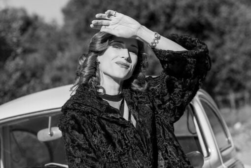 Imagen 11: Fina fotografía a Marta en el capítulo 318 de Sueños de libertad