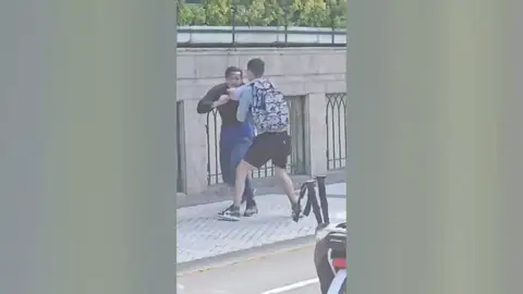 Dos turistas detienen a un ladrón en San Sebastián Antena 3 Noticias