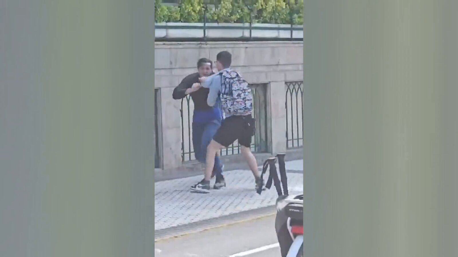 El vídeo viral de dos turistas que detienen a un ladrón a la fuga en el paseo de la Playa de la Concha, San Sebastián