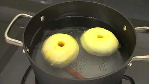 Tápala y cuece las manzanas a fuego suave Tápala y cuece las manzanas a fuego suave