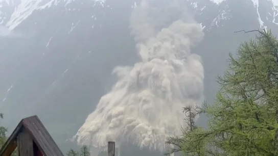 Se desprende un trozo gigante de un glaciar en los Alpes suizos y queda afectado el 90% del pueblo Se desprende un trozo gigante de un glaciar en los Alpes suizos y queda afectado el 90% del pueblo