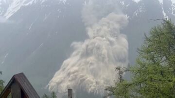 Se desprende un trozo gigante de un glaciar en los Alpes suizos y queda afectado el 90% del pueblo