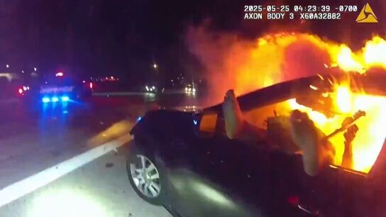 Mujer atrapada en el coche en llamas