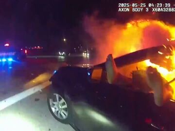 Mujer atrapada en el coche en llamas