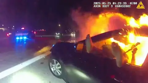 Mujer atrapada en el coche en llamas Mujer atrapada en el coche en llamas