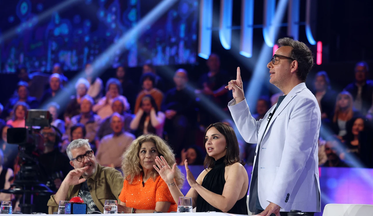 “Yo estoy en contra de la gala de hoy”: Àngel Llàcer se plantea dimitir al ver el nivel de las imitaciones de esta noche