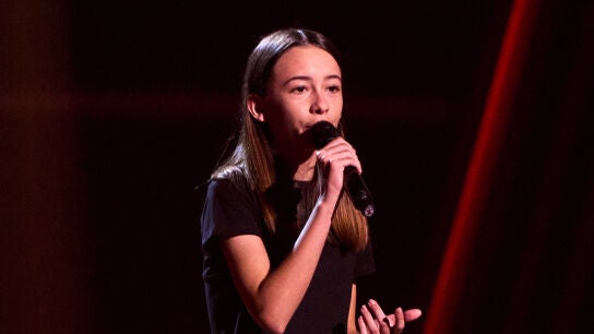 Clara debuta con fuerza en La Voz Kids y provoca la primera batalla de la gala 