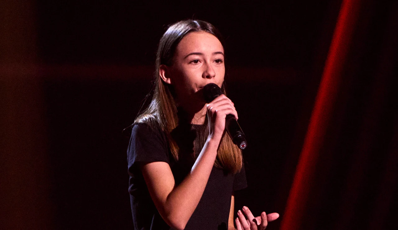 Clara debuta con fuerza en La Voz Kids y provoca la primera batalla de la gala