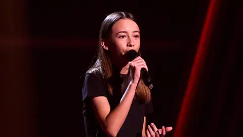 Clara debuta con fuerza en La Voz Kids y provoca la primera batalla de la gala Clara debuta con fuerza en La Voz Kids y provoca la primera batalla de la gala