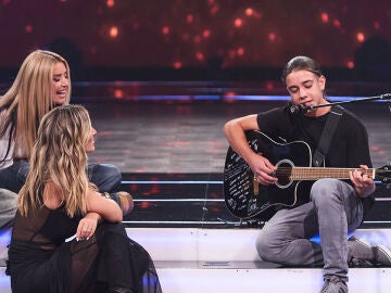 Antonio cantando con los coaches de La Voz Kids