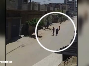 Vídeo de cómo salvan la vida de un niño gazatí segundos antes de que caiga una bomba