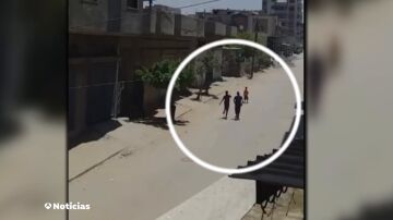 Vídeo de cómo salvan la vida de un niño gazatí segundos antes de que caiga una bomba