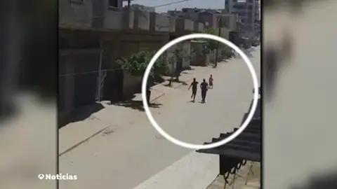 Vídeo de cómo salvan la vida de un niño gazatí segundos antes de que caiga una bomba Vídeo de cómo salvan la vida de un niño gazatí segundos antes de que caiga una bomba