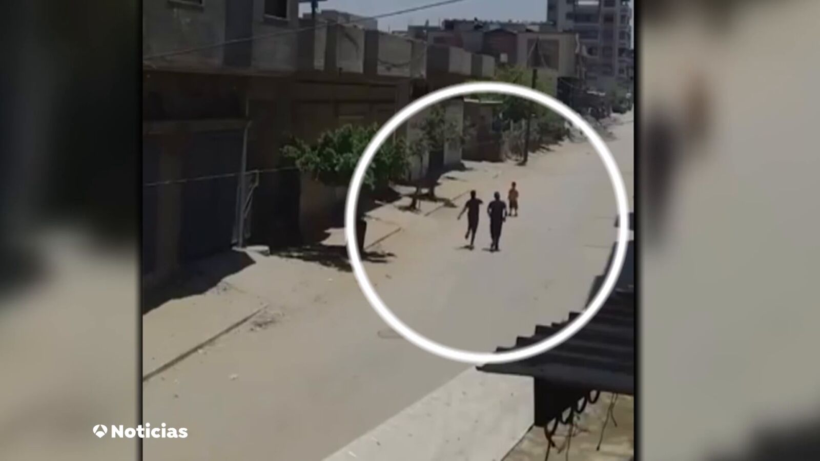 DURAS IMÁGENES: Salvan la vida de un niño apartándolo segundos antes de que caiga una bomba en Gaza