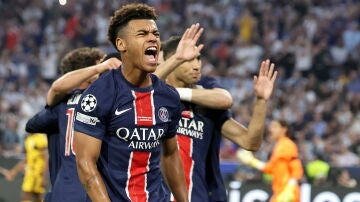 Doué celebra su gol en la final de Champions