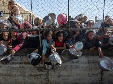 Palestinos desplazados fueron captados este viernes, 30 de mayo, al agolparse frente a un comedor social