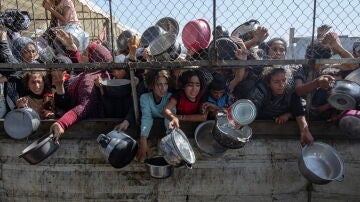 Palestinos desplazados fueron captados este viernes, 30 de mayo, al agolparse frente a un comedor social