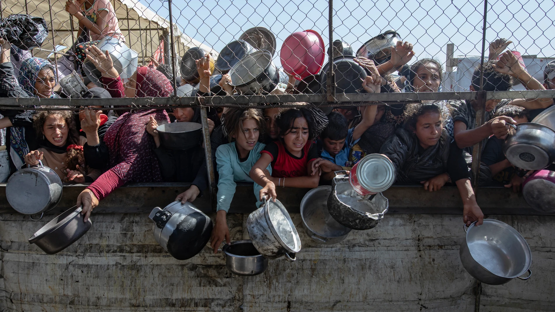 Palestinos desplazados fueron captados este viernes, 30 de mayo, al agolparse frente a un comedor social Palestinos desplazados fueron captados este viernes, 30 de mayo, al agolparse frente a un comedor social