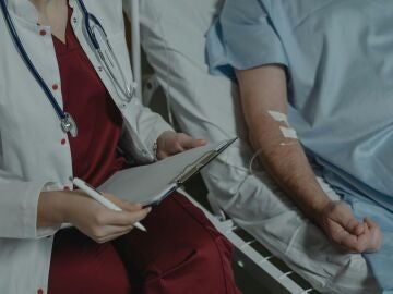 Imagen de archivo de un hombre con cáncer en un hospital.