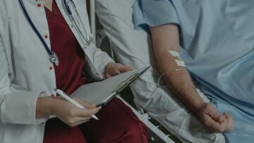 Imagen de archivo de un hombre con cáncer en un hospital.