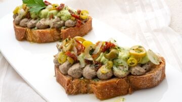 Receta de crema de aguacate y hummus de aceituna negra con encurtidos, de Joseba Arguiñano: lista solo con triturar y montar