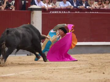 A Rufo se le escapa una oreja por matar mal en una corrida de "El Parralejo" muy bien presentada, pero sin fuerza