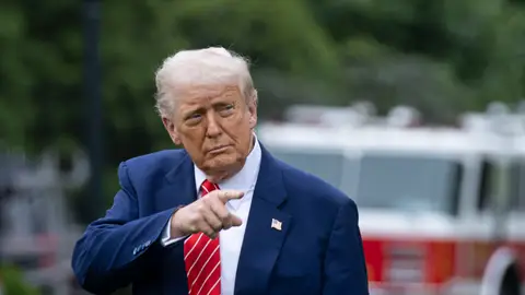 Trump 30 May 2025, US, Washington: U.S. President Donald Trump departs the White House, May 30, 2025, in Washington, en route to U.S. Steel's Irvin Works in West Mifflin, Pennsylvania, where he will speak on a new investment deal between U.S. Steel and Japan's Nippon Steel. Photo: Mehmet Eser/ZUMA Press Wire/dpa30/05/2025 ONLY FOR USE IN SPAIN