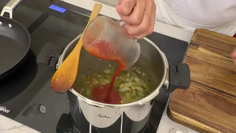 Vierte el vino blanco, la salsa de tomate y las tintas Vierte el vino blanco, la salsa de tomate y las tintas