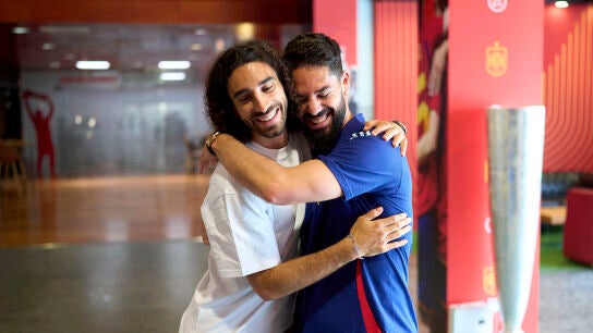Isco se abraza con Cucurella en la Ciudad del F&uacute;tbol de Las Rozas