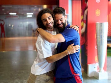 Isco se abraza con Cucurella en la Ciudad del Fútbol de Las Rozas