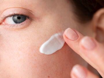 Mujer poni&eacute;ndose crema