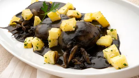 Sepia en su tinta con patatas fritas, de Karlos Arguiñano Sepia en su tinta con patatas fritas, de Karlos Arguiñano