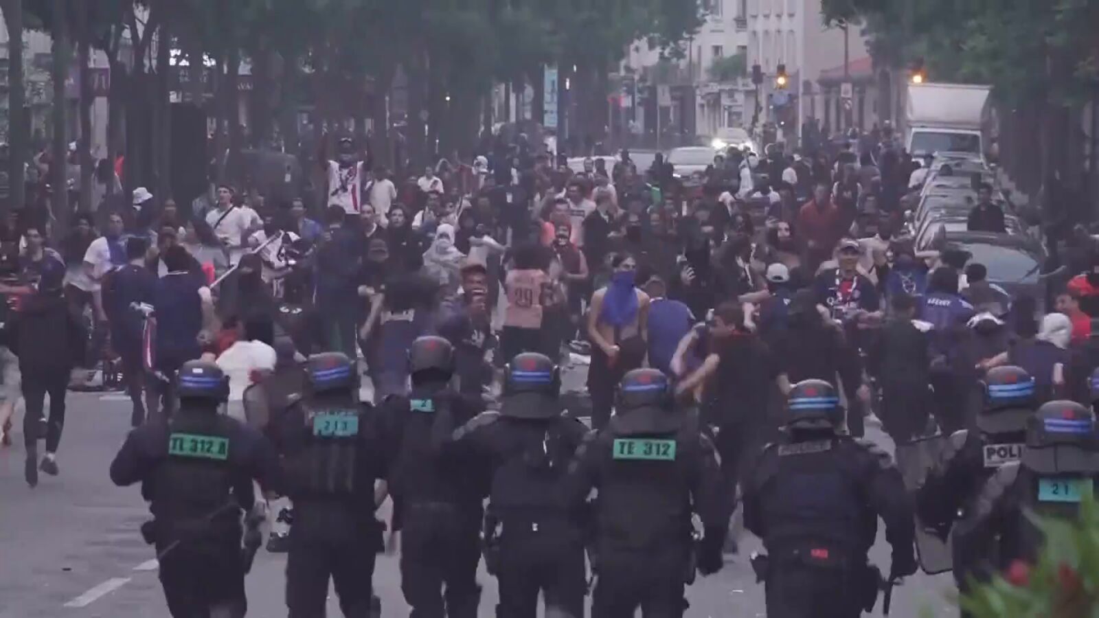 Nueva noche de disturbios tras la victoria del PSG en Francia: 3 muertos, casi 200 heridos y más de 500 detenidos