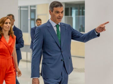 Pedro Sánchez con Mónica García